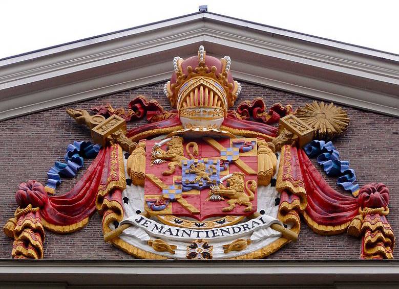 Het vergulde wapen van koning Willem I boven de centrale doorgang